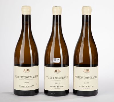 trois bouteilles de vin posées l'une à côté de l'autre sur une table
