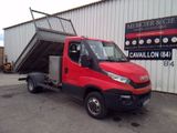 un camion rouge garé devant un bâtiment