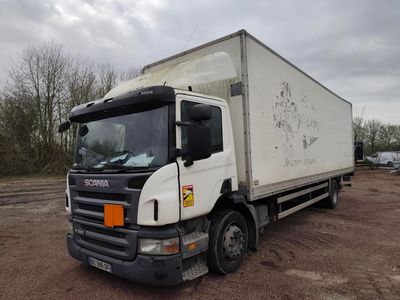 un camion blanc garé dans la poussière