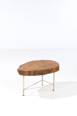 une photo d'une table basse en bois avec des pieds en métal et un plateau en bois