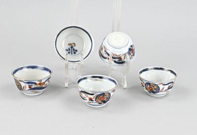 cinq tasses et soucoupes posées sur une table
