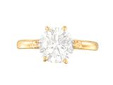 gros plan d'une bague en diamant sur fond blanc