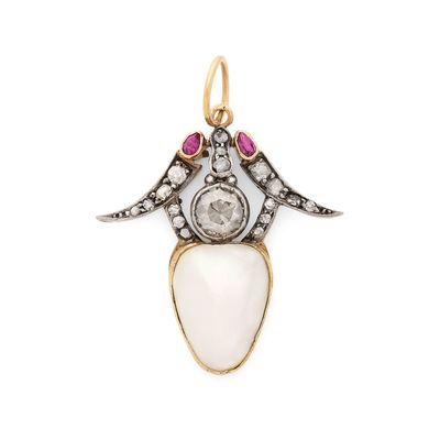 un pendentif ancien en émail doré, blanc et rose, orné d'un oiseau