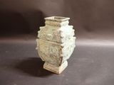 un petit vase posé sur une table