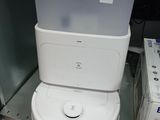 des toilettes blanches posées sur une pile de cartons