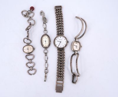 plusieurs modèles différents de montres et de bracelets posés sur un fond blanc