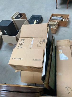 un grand nombre de cartons posés sur le sol