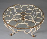 Table basse circulaire en fer forgé peint crème rehaussé de … (photo 2)