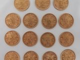 les pièces sont disposées en cercle sur une surface blanche