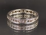 gros plan d'une bague en diamant sur une surface noire