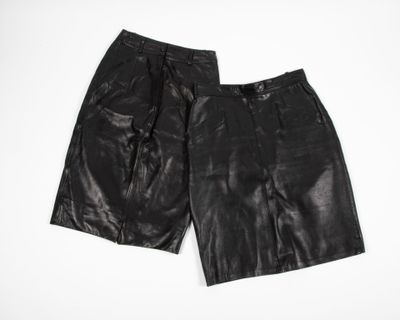 un short en cuir noir posé sur une surface blanche