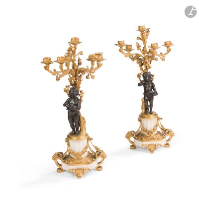paire de candélabres anciens en bronze et marbre, ornés de figurines