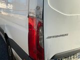 une camionnette blanche garée sur le bord de la route