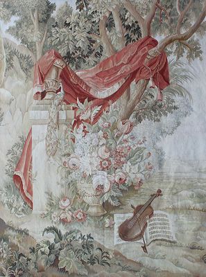 un tableau accroché au mur d'une pièce, représentant un violon et un violon