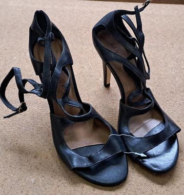 64 / Paire de chaussures à talons - SAN MARINA - Point…