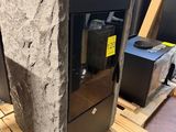 un bloc de pierre posé sur une palette en bois