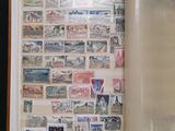 une photo d'une photo d'un livre avec des timbres