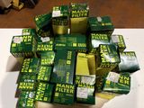 une pile de boîtes vertes contenant des filtres posée sur une table