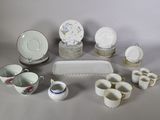 de nombreux types de plats et de tasses sur la table