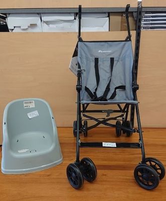 une poussette et un siège bébé posés sur un parquet