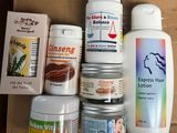 une boîte contenant de nombreux types de produits de soins capillaires