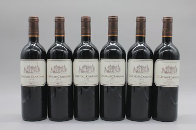 six bouteilles de vin rouge sont alignées
