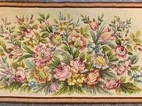 une image représentant un tableau représentant un bouquet de fleurs accroché au mur