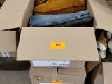 une boîte en carton remplie de vêtements et d'autres objets