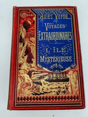 un vieux livre avec l'image d'un bateau sur la couverture