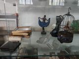une vitrine en verre contenant divers objets