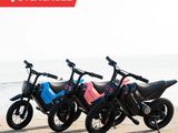 trois vélos garés les uns à côté des autres sur la plage