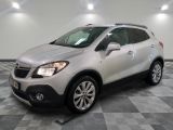 Le SUV Buick blanc est garé sur un sol en carrelage à damier.