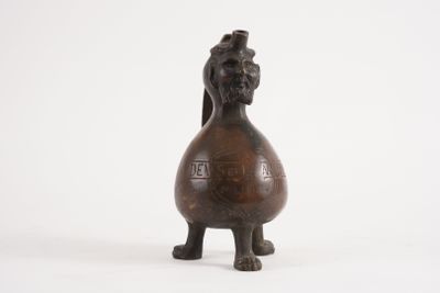 une image représentant un vase marron posé sur une surface blanche