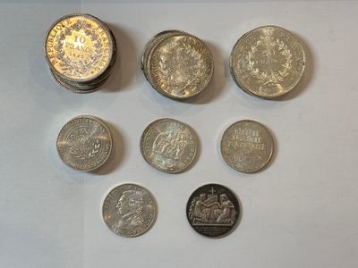 un lot de pièces de monnaie posées sur une table