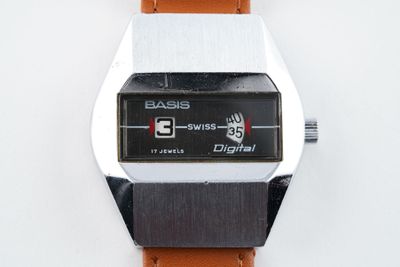 gros plan d'une montre-bracelet sur une surface blanche