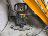 une machine posée par terre à côté d'un tas de sacs