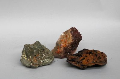Trois types de roches différents sont représentés sur une surface blanche