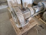 une photo d'un ventilateur posé sur une palette dans un entrepôt
