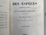 un livre ouvert posé sur une table à côté d'une paire de ciseaux