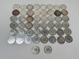un lot de pièces de monnaie posées sur une table