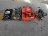 de nombreux outils qui traînent par terre dans le garage