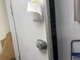un extincteur près d'une porte dans une pièce