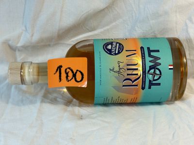 une bouteille d'alcool avec une étiquette de prix dessus