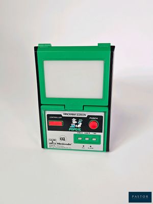 une console Nintendo verte posée sur une surface blanche