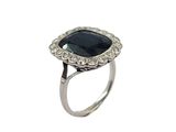 Gros plan sur une bague ornée d'une pierre noire