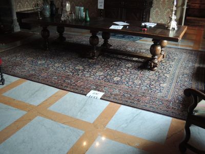 une image d'un salon avec un grand tapis sur le sol