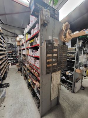 de nombreux rayons remplis de produits alimentaires dans un magasin, sur lesquels sont disposés de nombreux articles