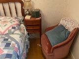 un lit et une chaise dans une petite pièce