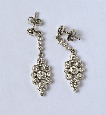 Paire de pendants d'oreilles articulés en or gris 18K (750/o…