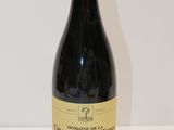 une bouteille de vin posée sur une table